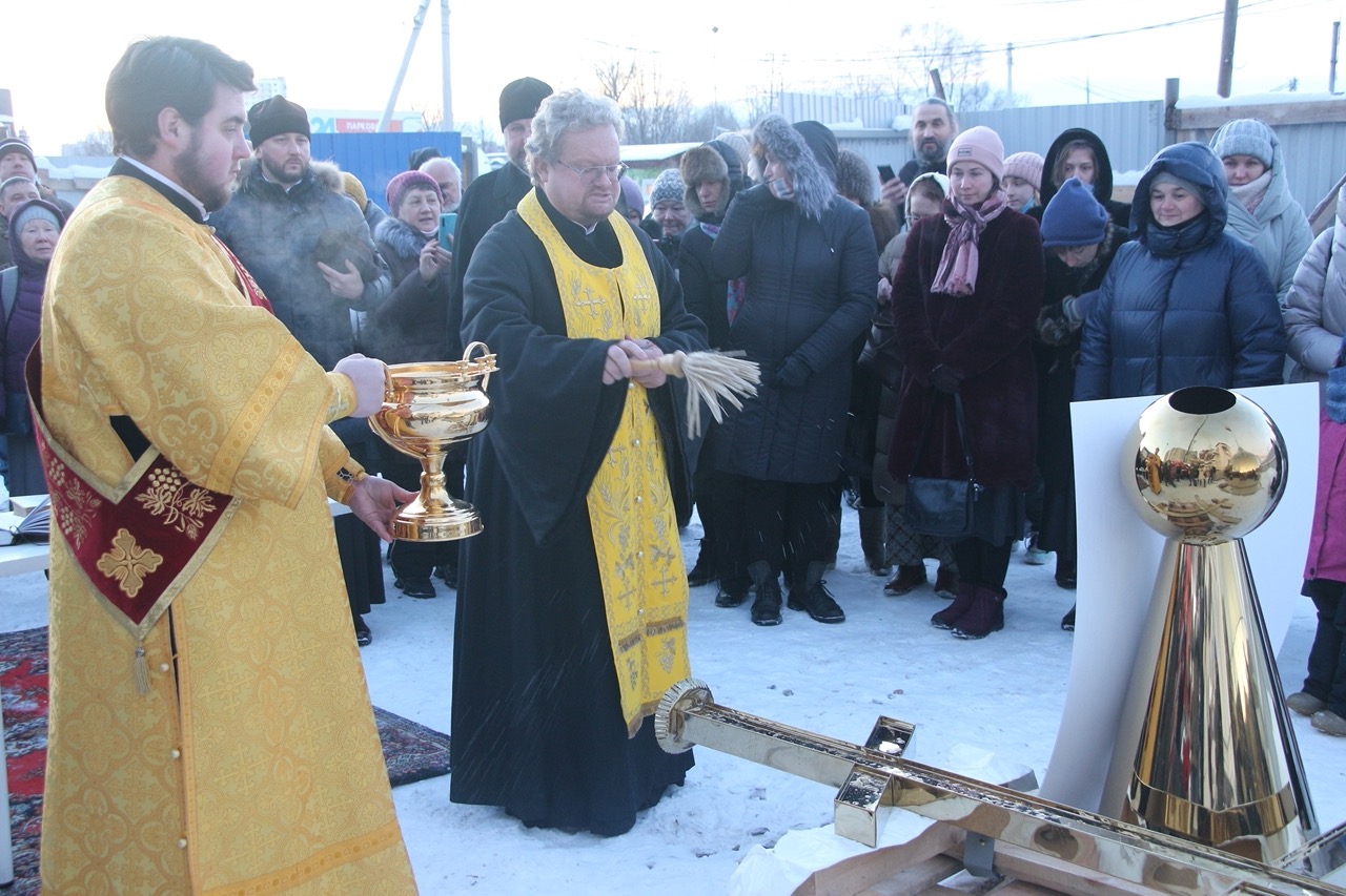 На кровлю храма в Кудрово подняли купол и освятили крест – Заневское  городское поселение