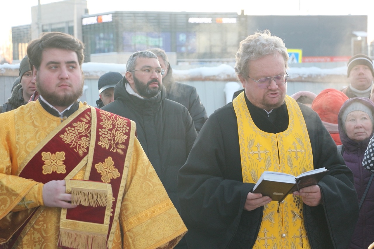 На кровлю храма в Кудрово подняли купол и освятили крест – Заневское  городское поселение