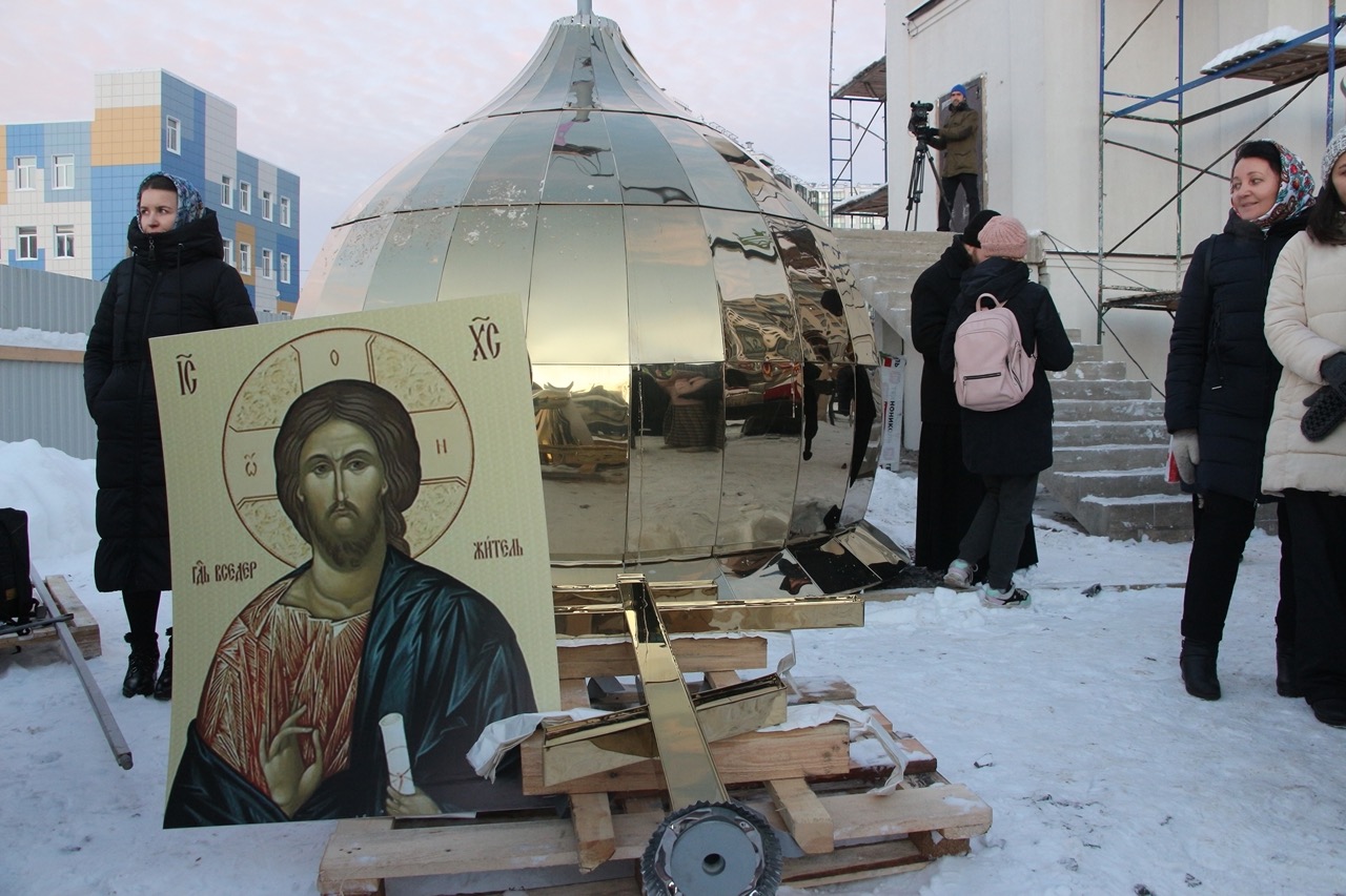 На кровлю храма в Кудрово подняли купол и освятили крест – Заневское  городское поселение